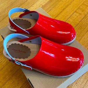 Hanna Andersson Patent Clogs 34